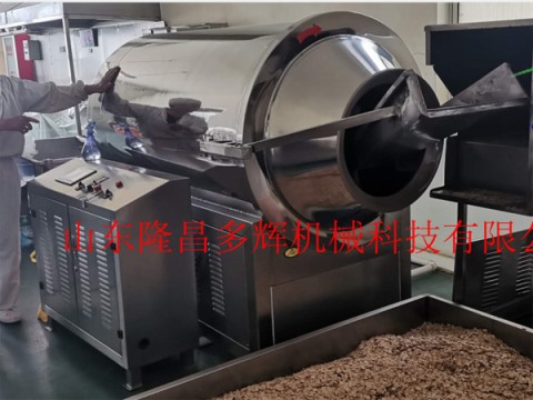 山东临沂炒制中药。